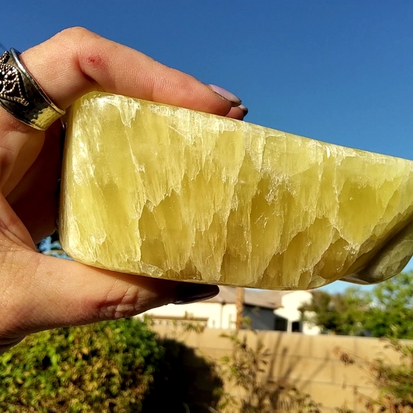Beautiful Large Free Standing Lemon Calcite Free Form - Picture 16 of 17